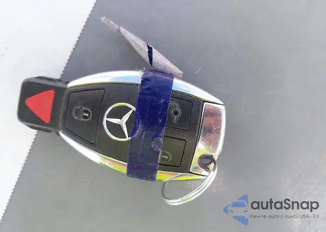 2015 Mercedes-Benz C 300 Luxury 4Matic z USA, uszkodzony, nr VIN 55SWF4KB3FU041584